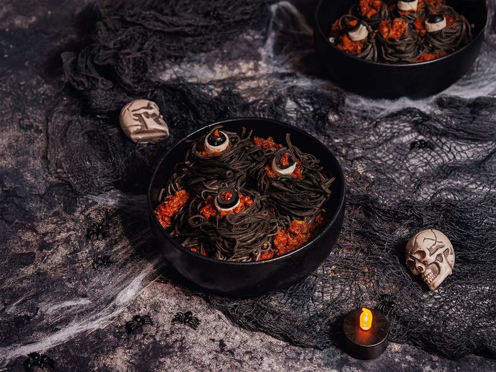 Schaurige Halloween Spaghetti mit veganer Bolognese-Soße