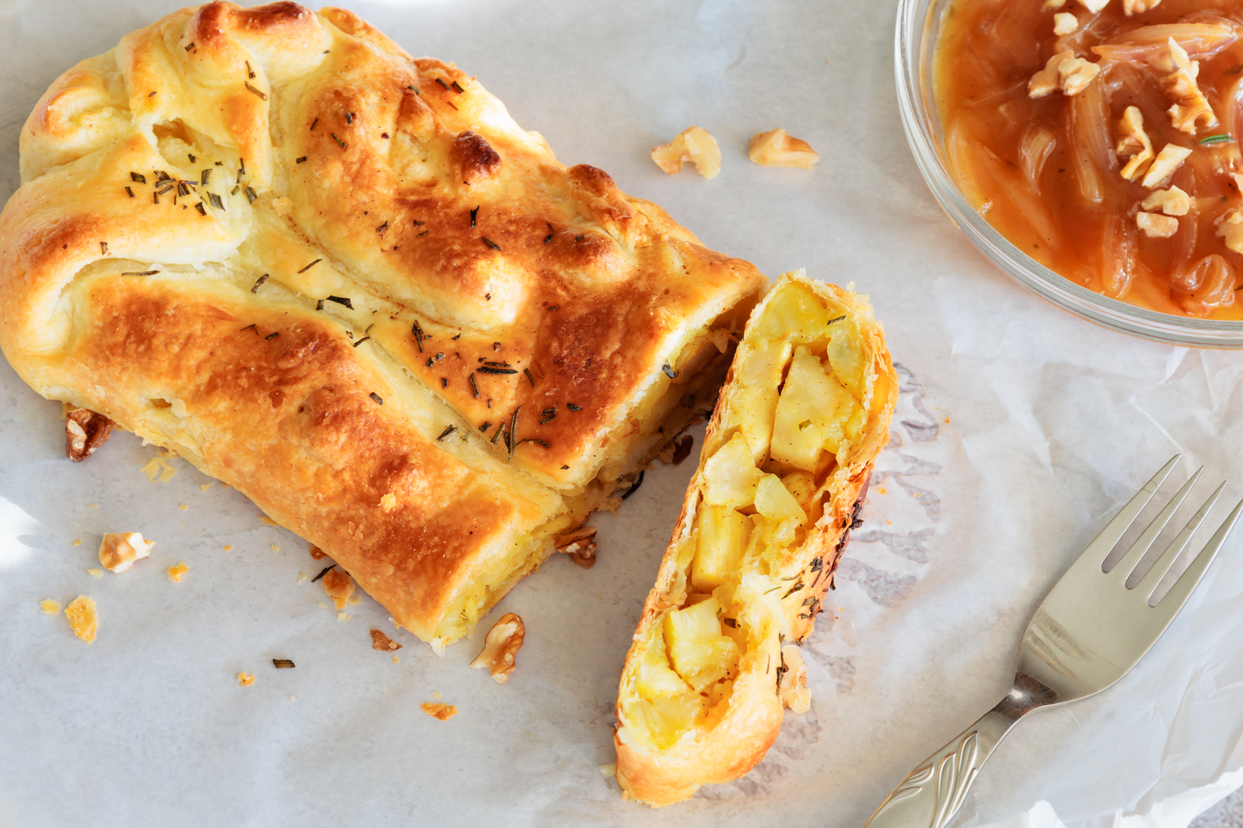 Kartoffel-Pastinaken-Strudel mit Schalotten-Orangen-Chutney