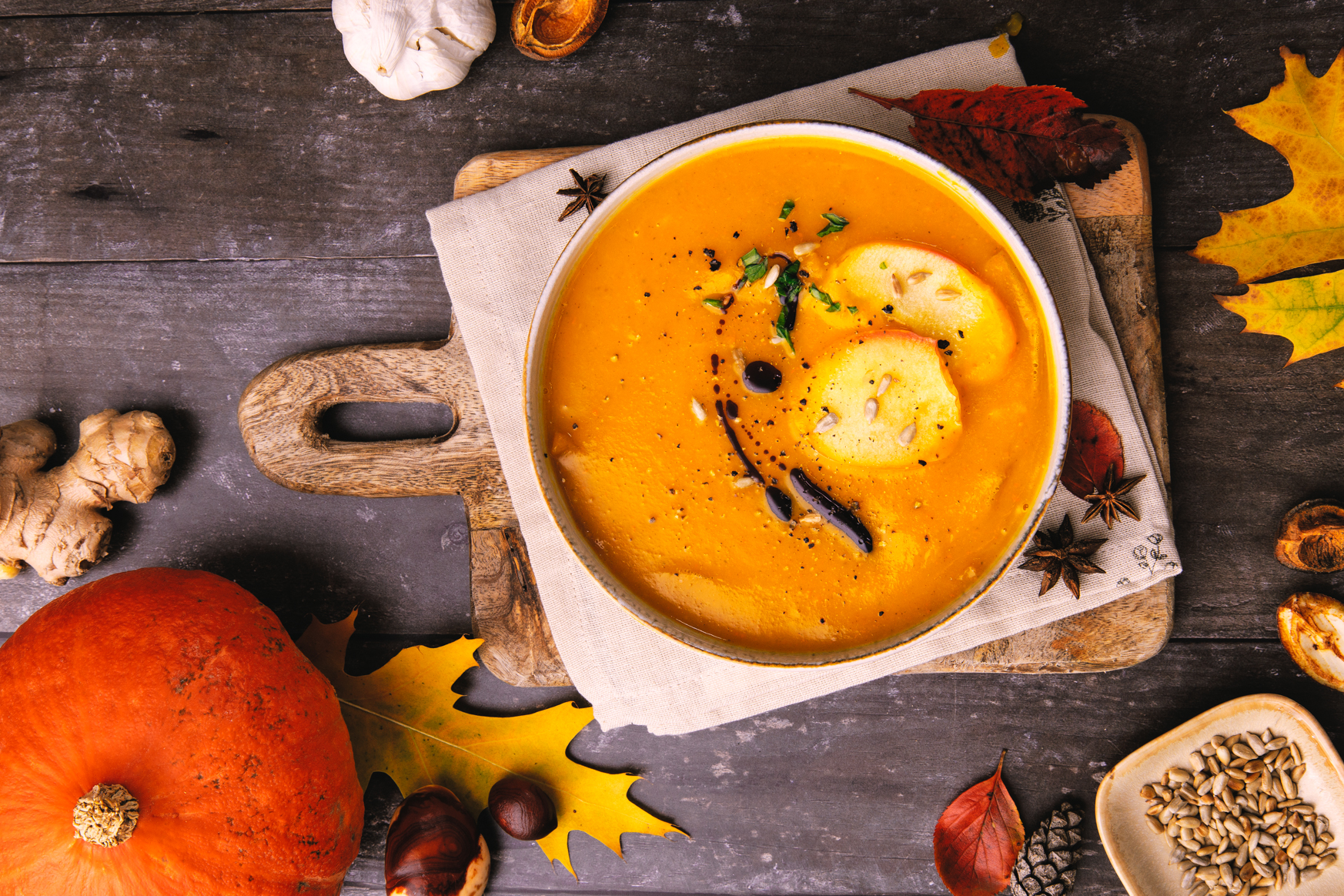 Vegane Kürbissuppe mit Apfel und Ingwer