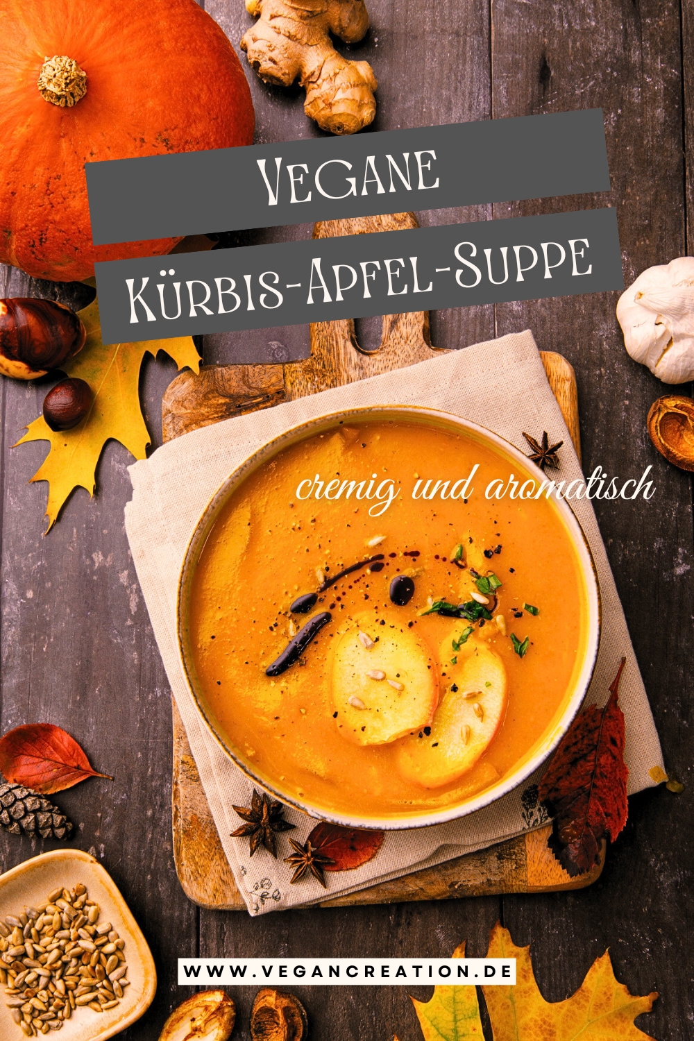 Kürbis-Apfel-Suppe in herbstlicher Deko