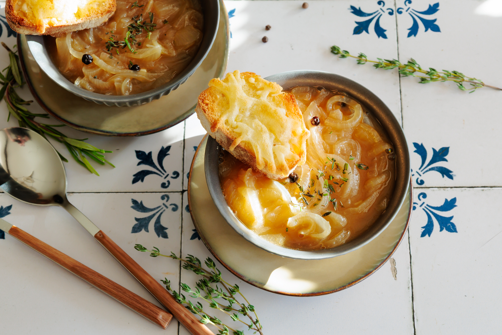 Vegane französische Zwiebelsuppe mit knusprigem Käsebaguette