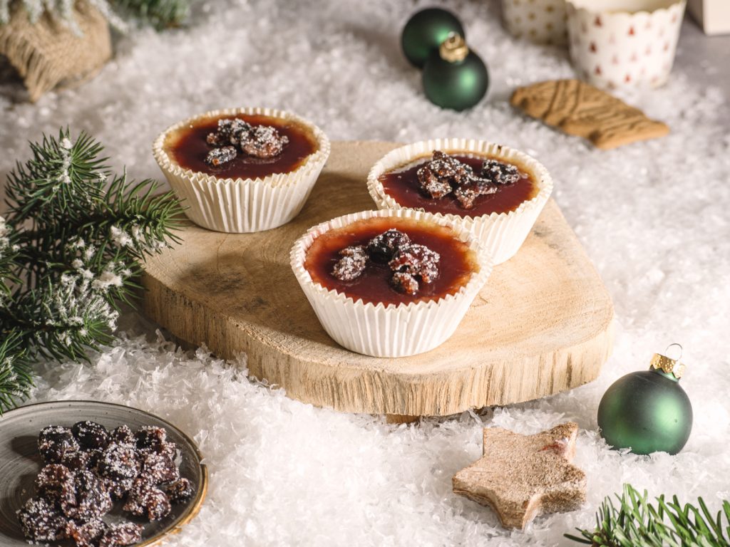 Vegane Glühwein-Cheesecake-Muffins in winterlicher Stimmung