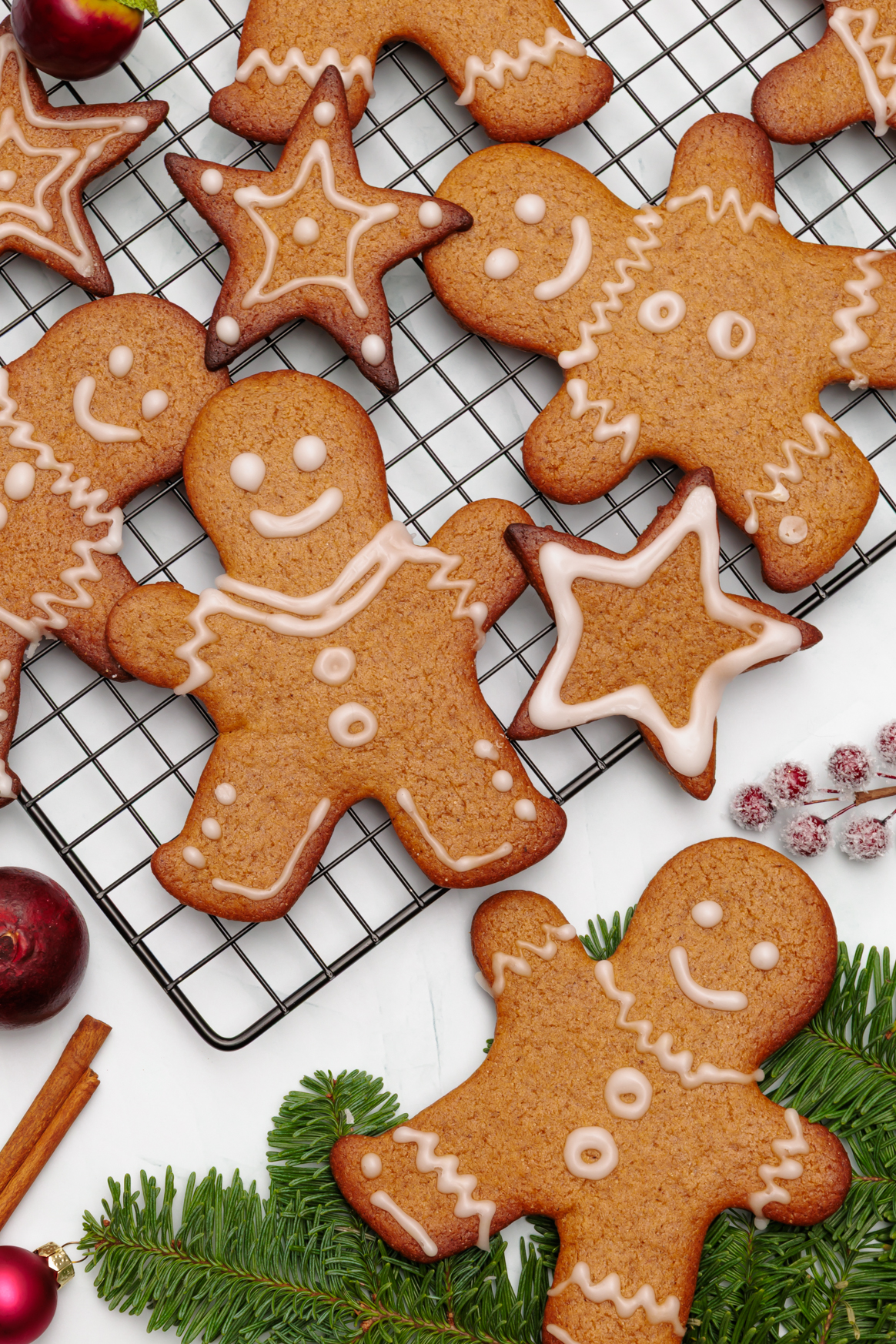 Lebkuchenmännchen schön verziert und weihnachtlich dekoriert