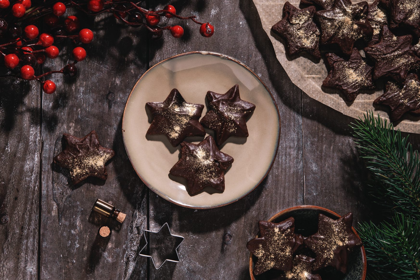 Dunkle Sternen-Plätzchen in weihnachtlichem Ambiente