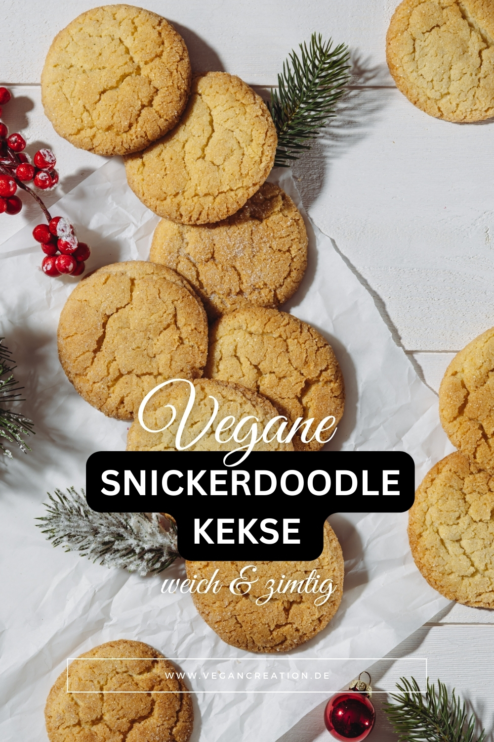 Hafer-Zimt-Kekse auf hellem Untergrund