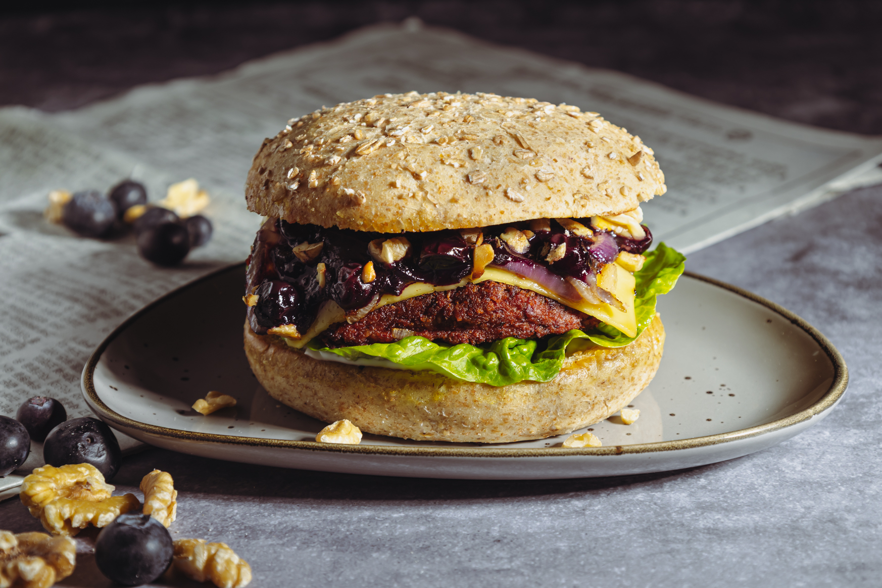 Rote Beete Veggie Burger mit Blaubeersoße und Walnuss-Crunch