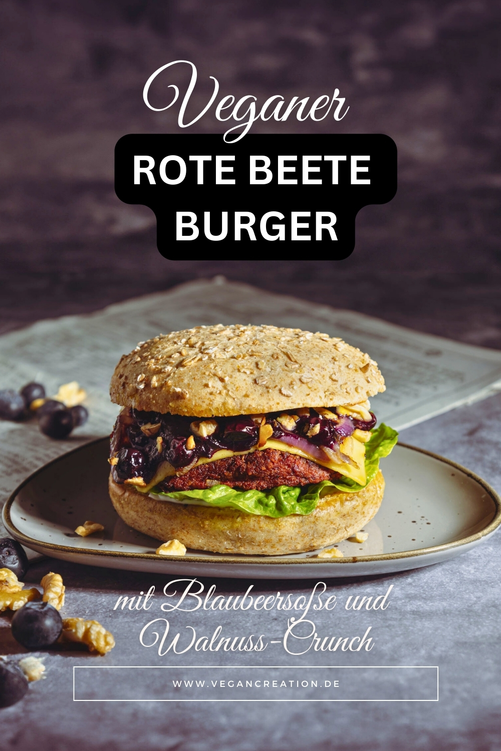 Rote-Beete-Veggie-Burger – mit Blaubeersoße & Walnuss-Crunch