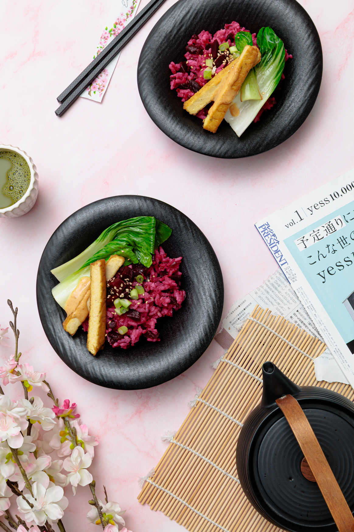 Japanische Bowl mit rosa Reis, Pak Choi und Tofu