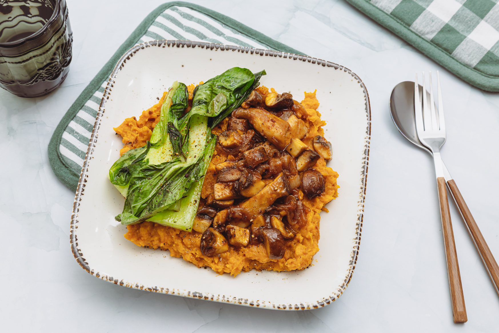 Asiatische Miso-Pilze auf Süßkartoffelpüree und Pak Choi