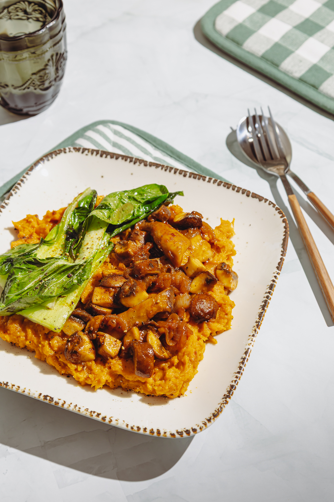 Asiatische Miso-Pilze auf Süßkartoffelpüree