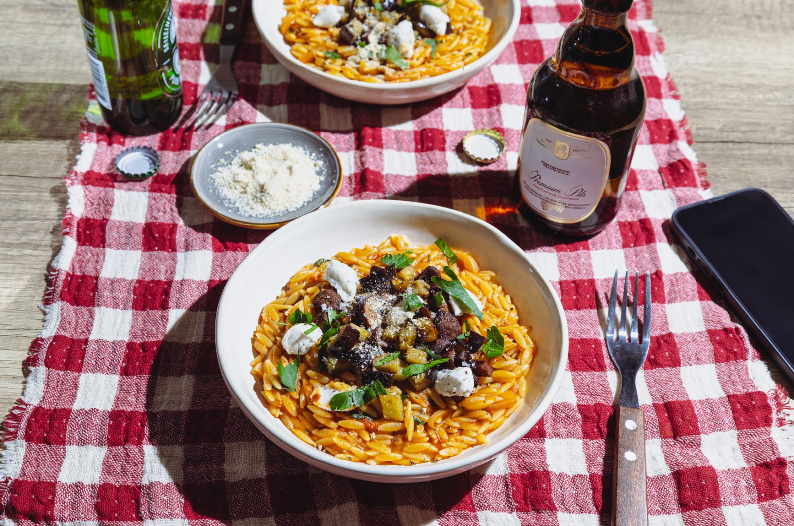 Griechische Nudeln mit Pilzen und Aubergine