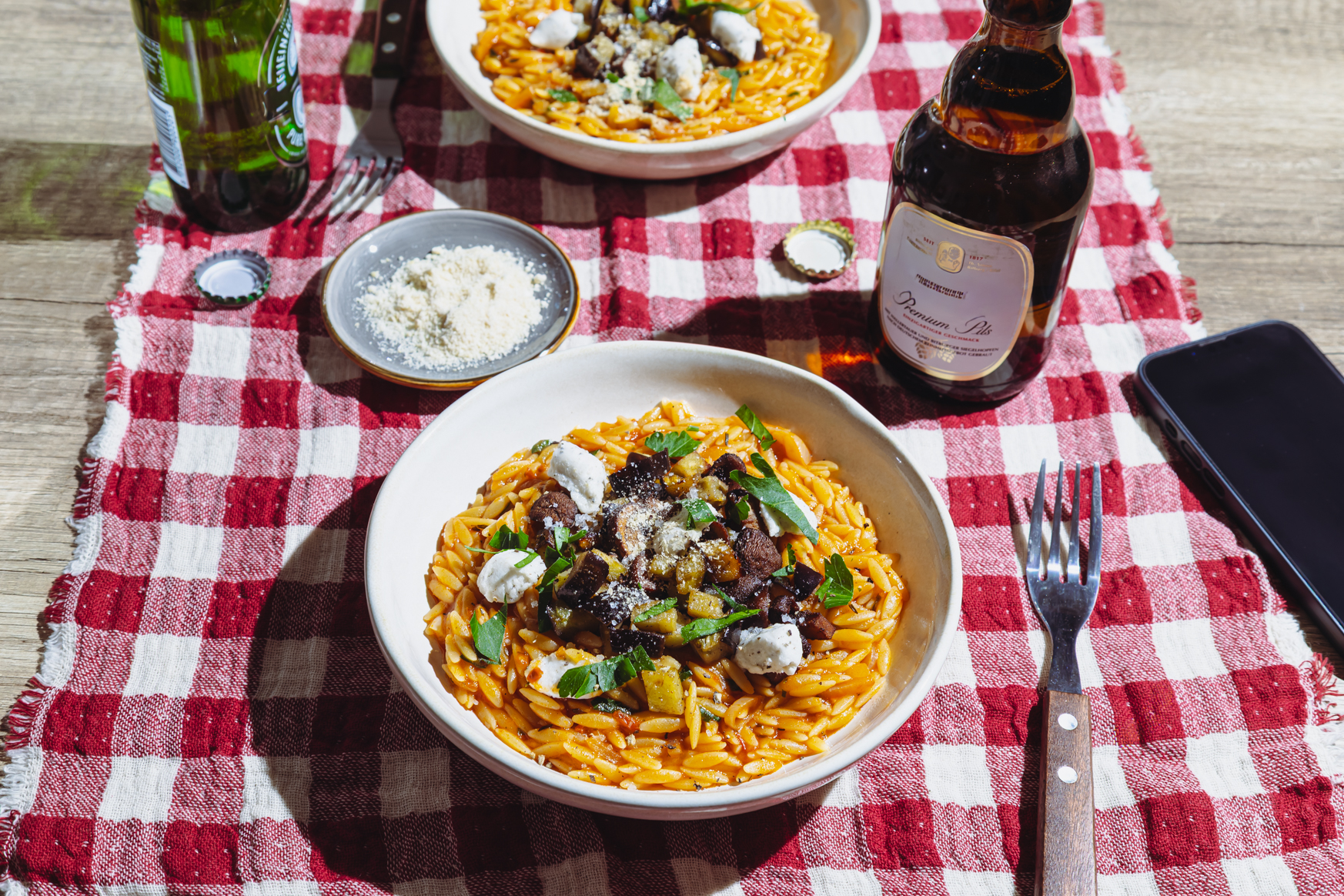 Griechische Nudeln mit Pilzen und Aubergine