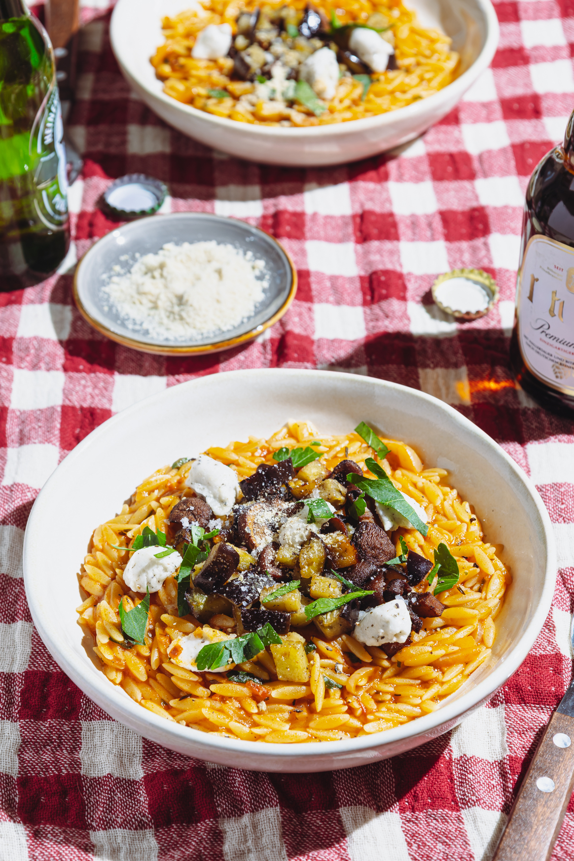 Griechische Nudeln mit Pilzen und Aubergine 